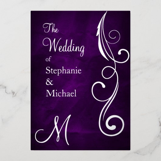紫の銀のモノグラムと結婚渦巻き 箔招待状 (正面)