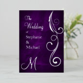 紫の銀のモノグラムと結婚渦巻き 箔招待状 (立ち正面)