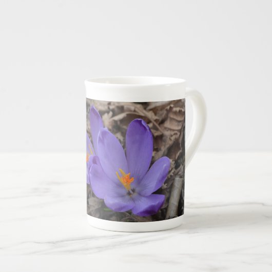 紫の開花林クロッカス ボーンチャイナマグカップ (正面右)
