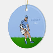 紫の髪の男の子サッカー選手の子供の名前の年 セラミックオーナメント (左)