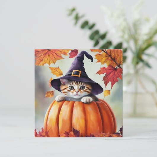 紫の魔女の帽子をかぶったかぼちゃのキュートな子猫 招待状 (スタンド正面)