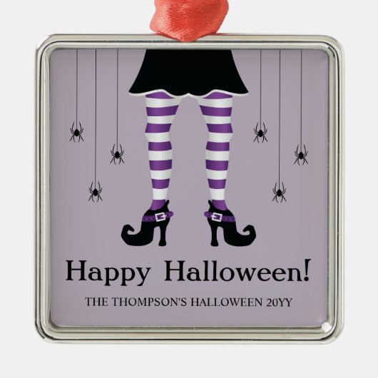 紫の魔女の足と蜘蛛 ハッピーハロウィン テキスト メタルオーナメント (正面)