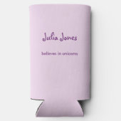 紫の魔法のユニコーンパーソナライズされた信じ スリム缶クーラー (裏面)