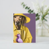 紫の鳥と黄色のレインコートを着た犬 ポストカード (スタンド正面)