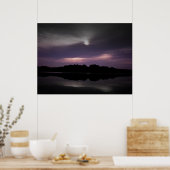 紫の黒い空の黒水 ポスター (キッチン)