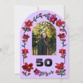 紫の50歳の誕生日パーティーのための幻想的な落書きフラワーデザイン 招待状 (裏面)