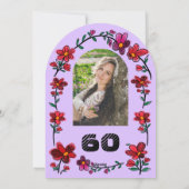 紫の60歳の誕生日パーティーの遊び心のある落書きの花 招待状 (裏面)