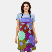 紫はっきりした緑花柄と名前をカスタムする エプロン (着用した状態)