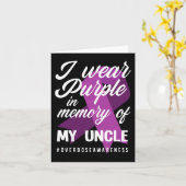 紫を着るのは、叔父がオーバードーズで亡くなったことを記憶し、意識するため カード (黄色い花)