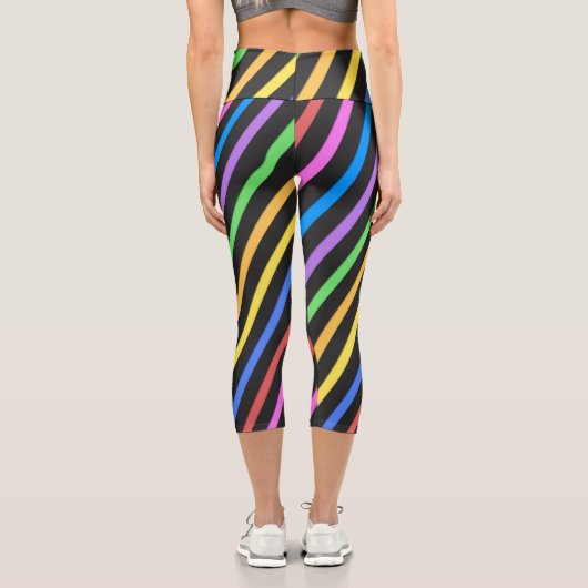 紫イエローブルーブラックトリップ（幻覚体験）のようなストライプ カプリレギンス (裏面)
