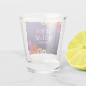 紫エレガントのデイジーと金のグリッター結婚 ショットグラス (裏面)