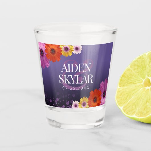 紫エレガントのデイジーと金のグリッター結婚 ショットグラス (正面)