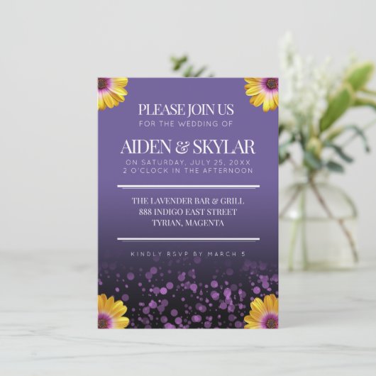 紫エレガントのデイジーと金のグリッター結婚 招待状 (スタンド正面)