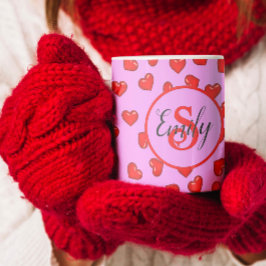 紫エレガントモノグラム上の赤いハートパターン コーヒーマグカップ