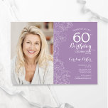 紫エレガント白フローラ写真60誕生日 招待状<br><div class="desc">ライトパープルラベンダーホワイトフローラ60th birthday party invitation with your photo on the front of the card.ボタニカルモダンアウトラインスケッチアクセント、金ゴールドフォイルフェイク、タイポグラフィスクリプトフォントを備えたミニマルなデザイン。トレンディーシンプル招待状カードは女性の日スタイリッシュお祝いに最適。任意のカスタマイズ年齢にすることができる。印刷されたZazzle招待状または即時ダウンロードのデジタル印刷可能なテンプレート。</div>