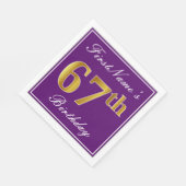 紫エレガント、フェイク金ゴールド67番目の誕生日+名前 スタンダードランチョンナプキン (角)