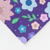 紫カラフルの背景にかわいい花柄 フリースブランケット (角)