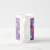 紫カラフル色の背景に虫や花 ボーンチャイナマグカップ (裏面)