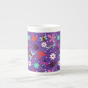 紫カラフル色の背景に虫や花 ボーンチャイナマグカップ