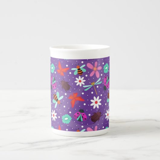 紫カラフル色の背景に虫や花 ボーンチャイナマグカップ (正面)