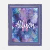 紫ガーリーと青の水色モノグラム名 フリースブランケット (正面)