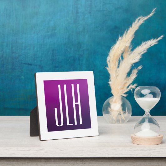 紫グラデーションと白のイニシャルまたはその他の文字 フォトプラーク (インサイチュ)