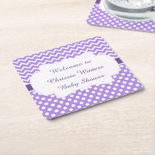 紫シェブロン&ホワイト水玉模様ベビーシャワー スクエアペーパーコースター (アングル)