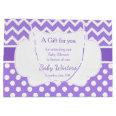 紫シェブロン&ホワイト水玉模様ベビーシャワー ラージペーパーバッグ (裏面)