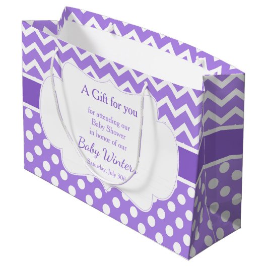 紫シェブロン&ホワイト水玉模様ベビーシャワー ラージペーパーバッグ (裏面アングル)