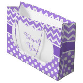 紫シェブロン&ホワイト水玉模様ベビーシャワー ラージペーパーバッグ (正面アングル)
