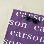 紫シンプルのパーソナライズされた繰り返し名 ビーチタオル (インサイチュ)