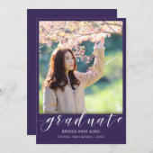 紫シンプルの卒業写真ホワイトスクリプト 案内状 (正面/裏面)