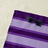 紫ストライプのパタパーソナライズされたーン ビーチタオル (インサイチュ)