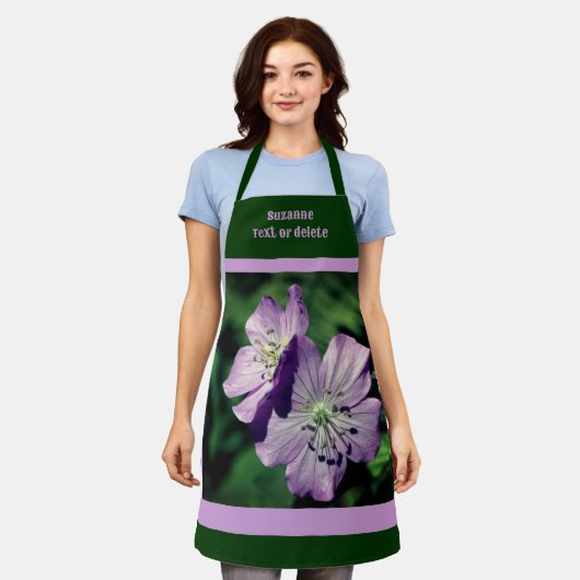 紫ゼラニウムパーソナライズされた花 エプロン (着用した状態)