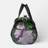 紫ゼラニウムパーソナライズされた花 ダッフルバッグ (右)