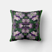 紫ゼラニウムフラワーアートを増パーソナライズされた加 クッション (裏面)