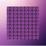 紫ゼラニウム花の模様（黒） スカーフ<br><div class="desc">黒い背景に紫色のクランズビル・ゼラニウムの花の写真のイメージを特徴とし、繰り返しパターンで印刷された、この正方形のスタイル、純粋なシフォンスカーフであなたのワードローブをアクセント。素敵なフローラデザイン!スカーフサイズを選択する。</div>