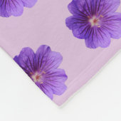 紫ゼラニウム花シームレスパターン フリースブランケット (角)