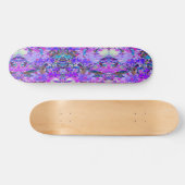 紫トリップ(幻覚体験)のようなとマゼンタの野カラフル花 スケートボード (横)