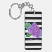 紫バラ、黒、白ストライプ色パーソナライズされた キーホルダー (正面左)