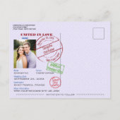 紫パスポートかわいいおもしろい結婚式の日付を保存 案内ポストカード (裏面)