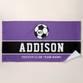 紫パーソナライズされたサッカー選手の名前 ビーチタオル (正面)