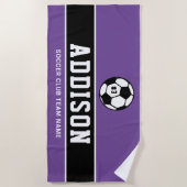 紫パーソナライズされたサッカー選手の名前 ビーチタオル (正面)