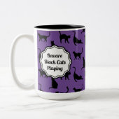 紫パーソナライズされた不気味ハロウィン黒猫 ツートーンマグカップ (左)