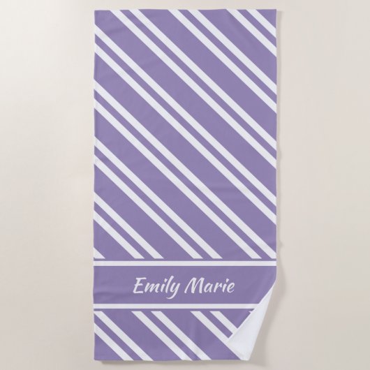 紫パーソナライズされた紫と白のストライプ ビーチタオル (正面)
