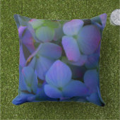 紫ピンクがかった青いアジサイの花フローラ アウトドアクッション (芝生)