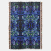 紫ピンクがかった青いアジサイの花フローラ スローブランケット (正面縦)