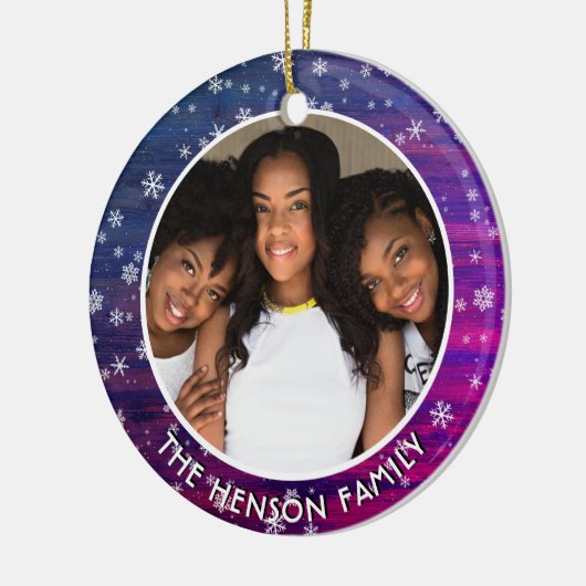 紫ピンクの木の素朴スノーフレークのクリスマスフォト セラミックオーナメント (左)