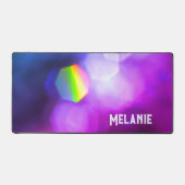 紫ピンクブルー明るく眩しいプリズムレインボー デスクマット (正面)