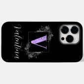 紫フローラ蝶カスタム蝶モノグラム – 文字V Case-Mate iPhoneケース (裏面 (横))